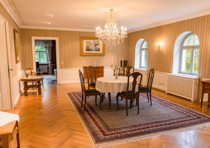 Festraum mit Kronenleuchter